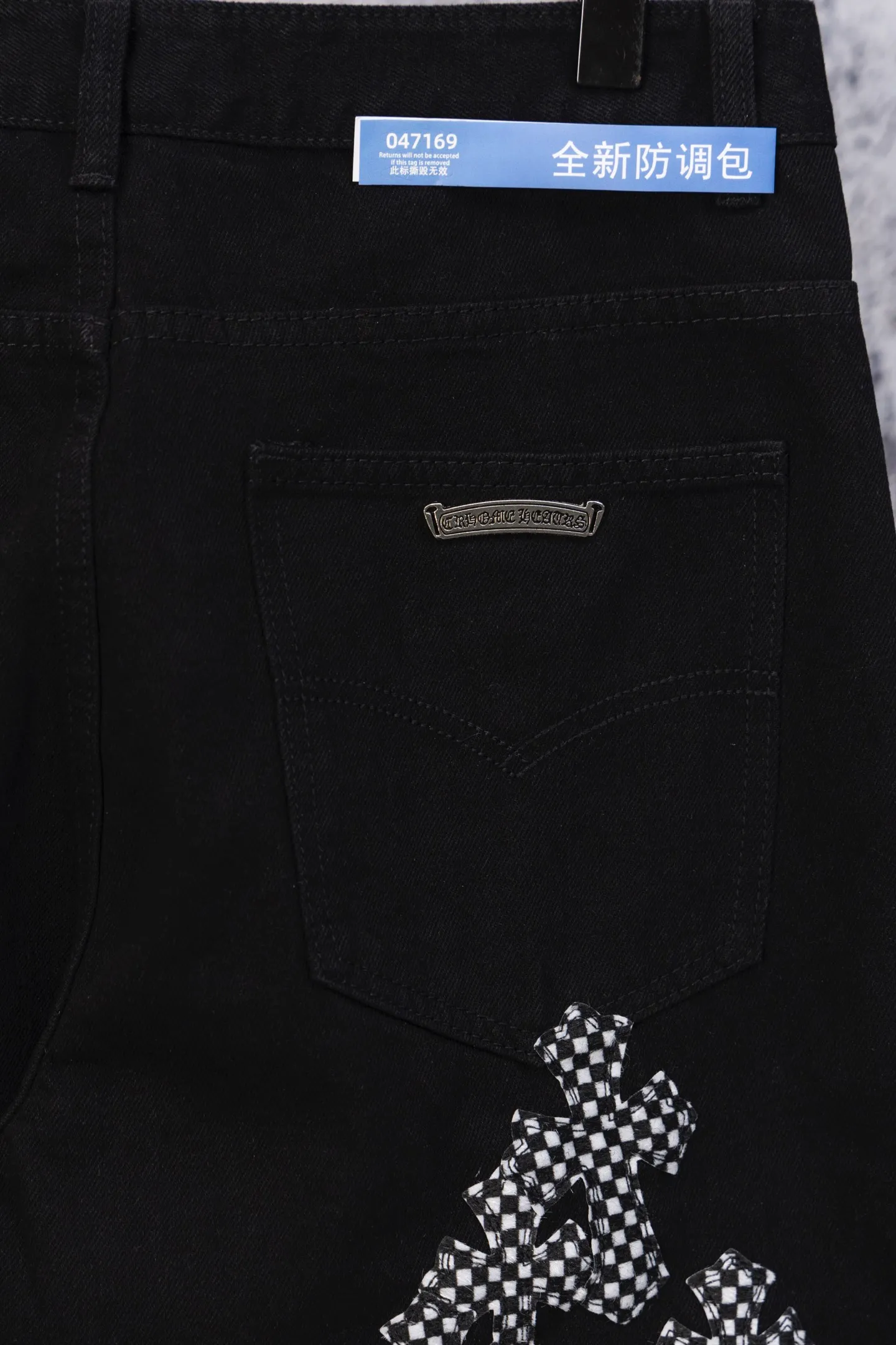 P260 CH Chromehearts limited edition black and white checkered pink cross patchwork leather black jeans, priced at 34W level, patchwork cross pattern embellishment, washed jeans! ! An absolutely high-end luxury product, a 1.9W-level god-level single product, a super popular product, made by top heavy industry, a magic weapon that cannot be missed! [About Zangyin] This is an extremely luxurious fashion brand that can also be called the aristocracy of the high street. It has always been an exclusive brand for some hipsters or rich second generations. Compared with ordinary high streets, it is more luxurious and noble. Compared with luxury brands, it is more fashionable and individual. It has always been a brand that I have a special liking for. [Top heavy industry fashion design] Consistently high-street luxury style. Speaking of this style, the Zangyin family and GU family are definitely the leading representative brands. Especially the Zangyin family has really achieved a state-of-the-art effect in creating high-street style. The unique washed material is used to create this style. The color system is already quite eye-catching. After it is decorated with patchwork cross flowers, it cleverly highlights the charm of the brand. Secondly, this style uses classic The high-waist cutting design highlights the long legs and fashionable temperament of the upper body. The brand is highly recognizable and the slim fit configuration is more suitable for daily wear. It is a product that interprets personality, fashion, and specifications at a glance. This single product is enough to make any fan excited. It can be a white T-shirt for a youthful college style, or a tight suspender for a royal style. It has strong matching ability and can be easily controlled by men.  [Materials and craftsmanship] Needless to say, this point goes without saying. As an excellent craftsman brand, Zangyin’s requirements for details and craftsmanship are really perfect. The washed color of this model has gone through so many processes, not to mention the embellishment of denim appliques. It is also purely hand-made and sewn. Just like what they believe in, only hand-made things have soul and have the meaning of wear. A top-notch heavy-duty fashionable denim item, I look forward to your perfect interpretation! !  Color: Black Size: 28-36
